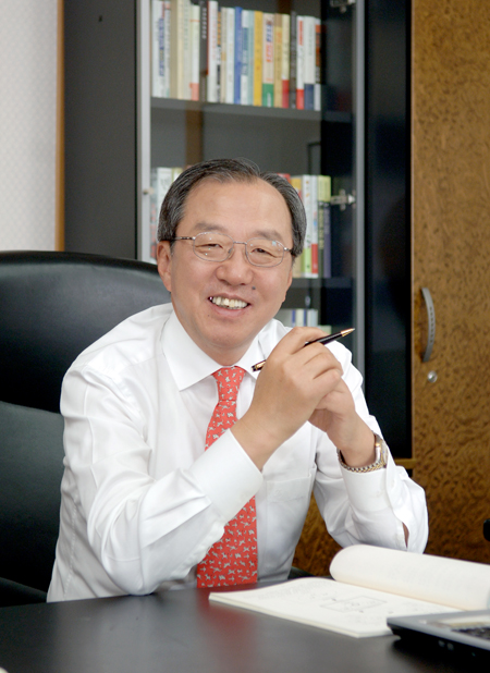 동아대, 이장호 전 BS금융지주 회장 ‘석좌교수’로 임용