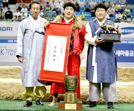 동아대 최성환 선수, 30년 만에 대학생 한라장사 등극