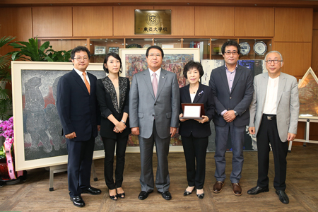 동아대 故 이두옥 교수 유작, 모교에 기증 