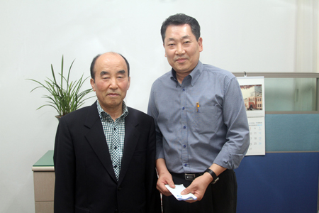 동아대 용역직원 김정길 씨, 발전기금 1백만 원 전달