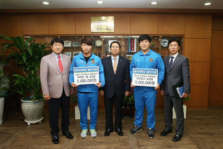 동아대 씨름부 최성환‧김성용 선수, 모교에 발전기금 전달