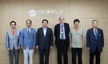 동아대, 퇴직교원 표창장 수여식 가져