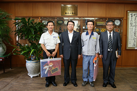 동아대 권오창 총장, 용역직원에 추석맞이 선물 전달