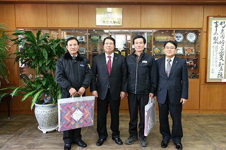 권오창 동아대 총장, 용역직원에 설날 선물 전달