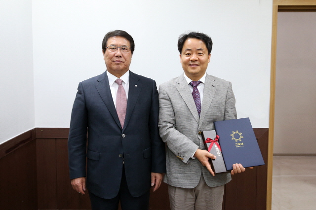 동아대 김완수·원동욱 교수, 제34회 스승의 날 장관 표창