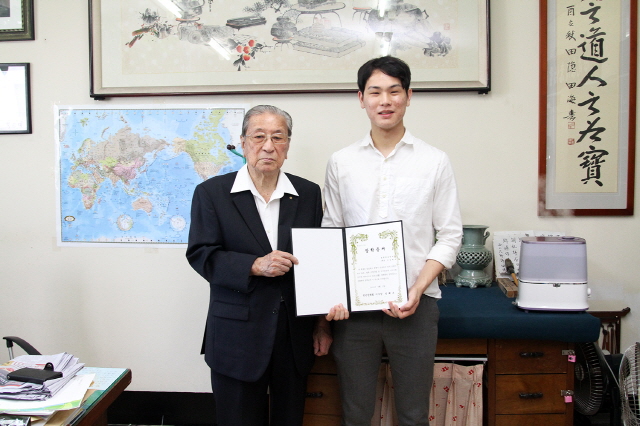 조양실업(주) 전해수 회장, 동아대생에 전은장학증서 전달