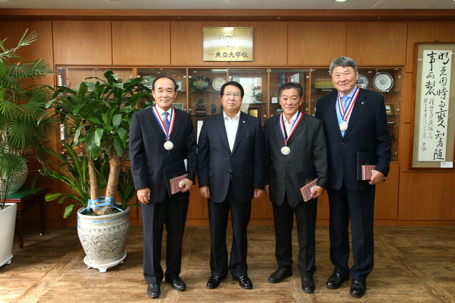 동아대, 퇴직교원 표창장 수여식 가져