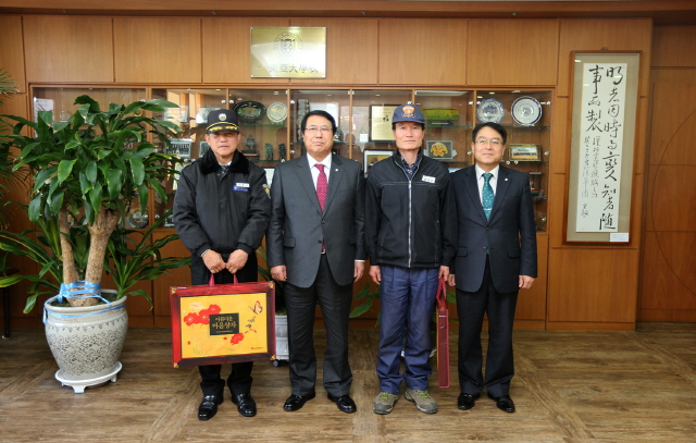 동아대 권오창 총장, 용역직원에 설날 선물 전달