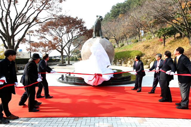 동아대, 개교 70주년 기념 청동 표범상 제막