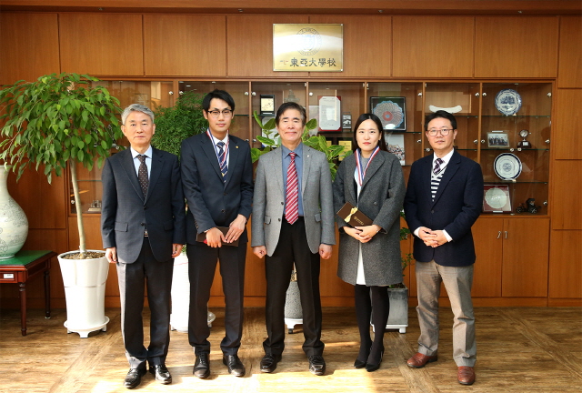 한석정 총장, 홍수경‧류지호 국가고시 합격생 격려