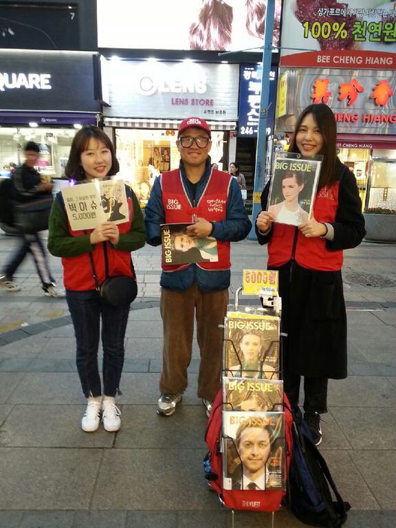 동아대 이시은·김희영 학생, 홈리스 도와 희망 잡지 판매