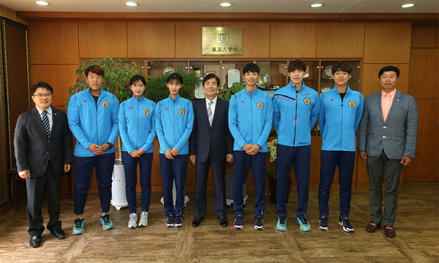 한석정 총장, 전국대회 우승한 육상선수들 격려 