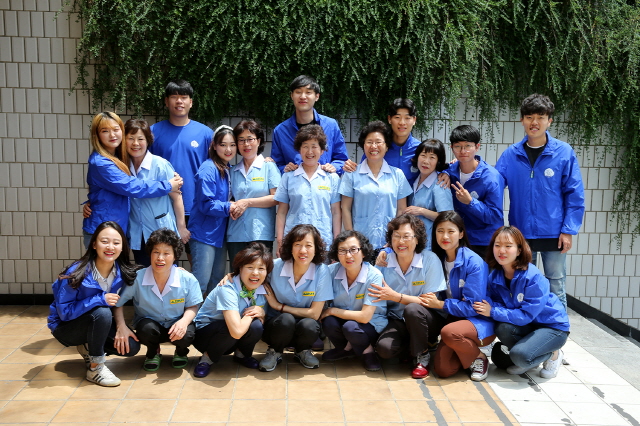 동아대 학생들 감사 문구에 환경미화원 ‘함박웃음’ 