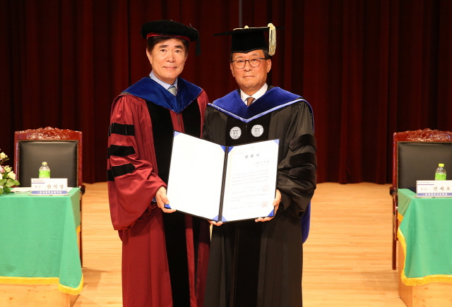 동아대, 전재호 파이낸셜뉴스 회장에 명예언론학박사 학위 수여