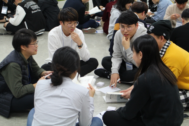 동아대 도서관, ‘밤샘 책읽기’ 눈길