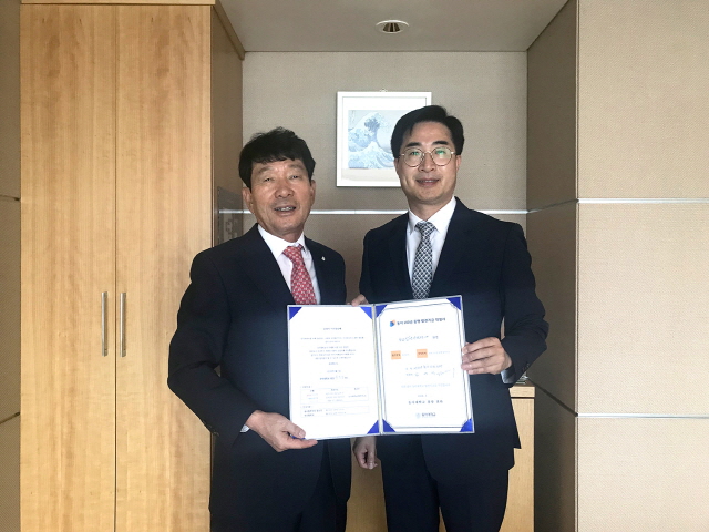 김영식 (재)세자녀출산지원재단 이사장, ‘동아 100년 동행’ 발전기금 3,000만 원 기부