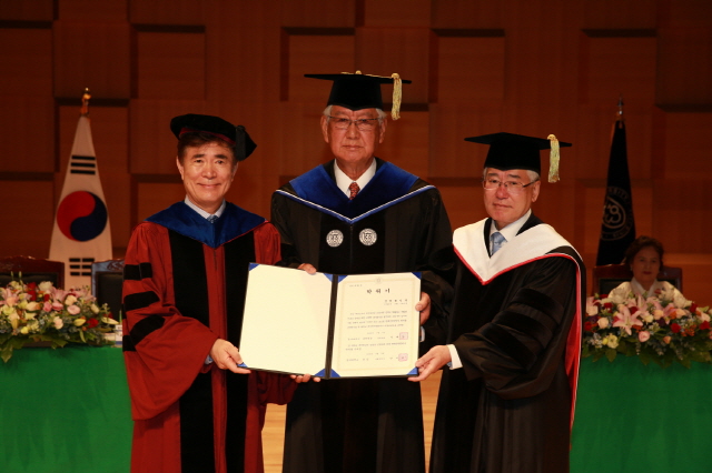동아대, 홍인길 전 청와대 수석과 구문갑 청호냉동(주) 회장에게 명예박사 학위 수여