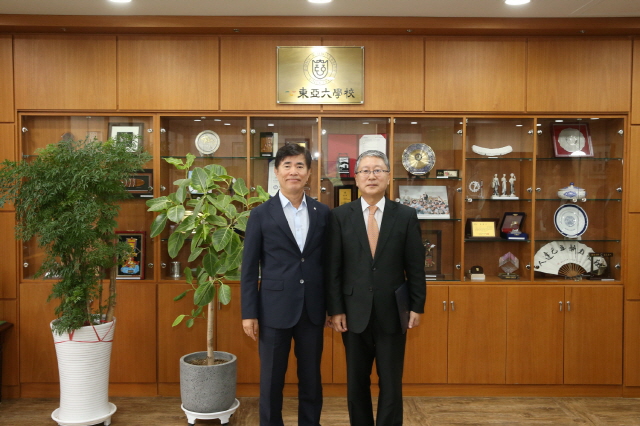 유동훈 동아대 석좌교수, ‘동아 100년 동행’ 발전기금 1,000만 원 기부
