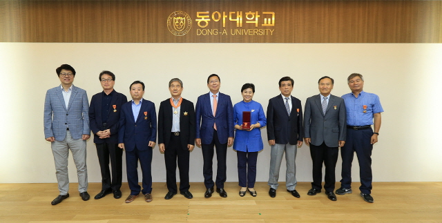 동아대 정년퇴직 교원 8명, 황조근정훈장 등 정부포상 받아