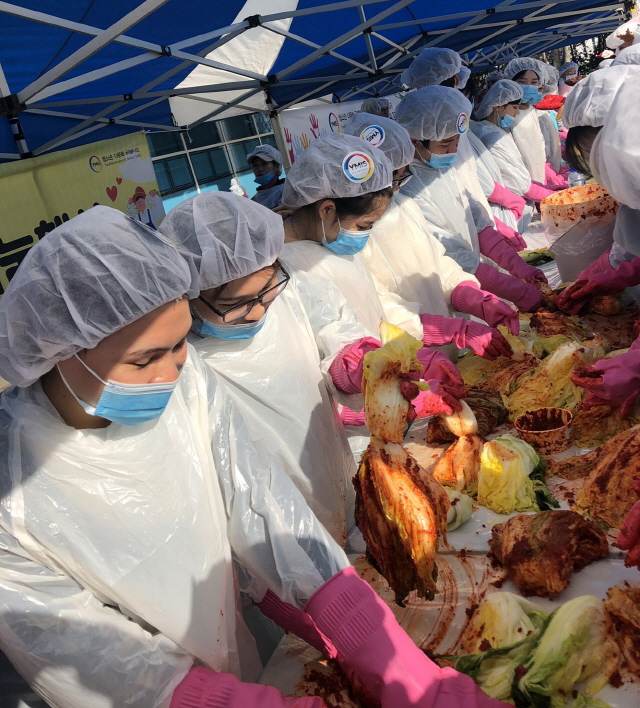 동아대 외국인유학생, 부산 동구에서 ‘김장김치 담그기’ 봉사