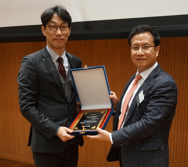 동아대 최우용 교수, 학술상 수상 상금 대학 발전기금으로 기부