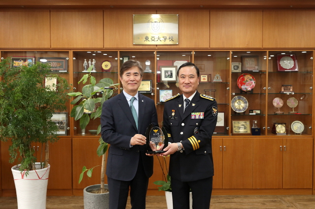 한석정 동아대 총장, 부산 사하경찰서로부터 감사패 받아