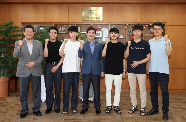 한석정 동아대 총장, 각종 공모전에서 수상한 학생들 격려 