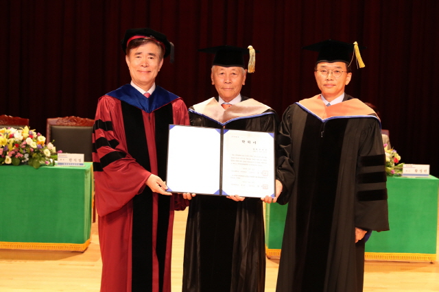 동아대, 장복만 ㈜동원개발 회장에게 명예경영학박사 학위 수여