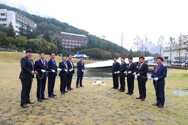 동아대, 승학캠퍼스 뉴턴의 사과나무 공원 조형물 ‘드므’ 조성 기념식 개최