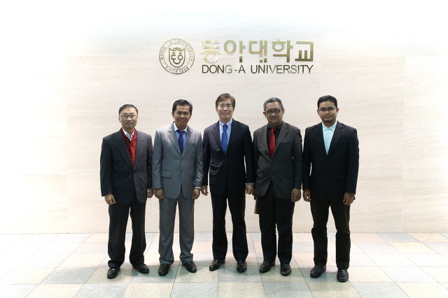 말레이시아 이슬람대학 관계자, 동아대 한석정 총장 내방