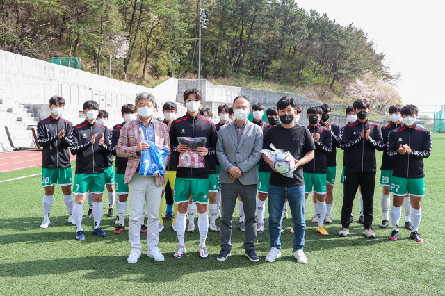 김해 대동축구회, 동아대 축구부에 축구용품 기증