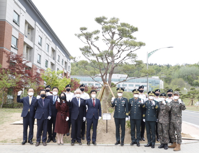 동아대, 육군학생군사학교에 교목(소나무)·교화(목련) 식수