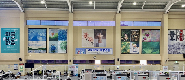 동아대 학생들, 부산 사하구 코로나-19 예방접종센터에 미술작품 전시 ‘눈길’