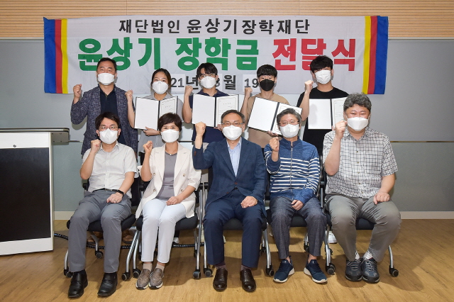 (재)윤상기장학재단, 동아대 자연대 학생들에게 장학금 전달