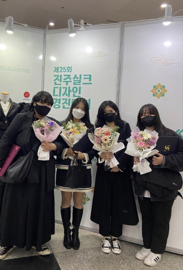 동아대 패션디자인학과 학생들, 제25회 진주실크디자인경진대회 다수 입상 ‘쾌거’