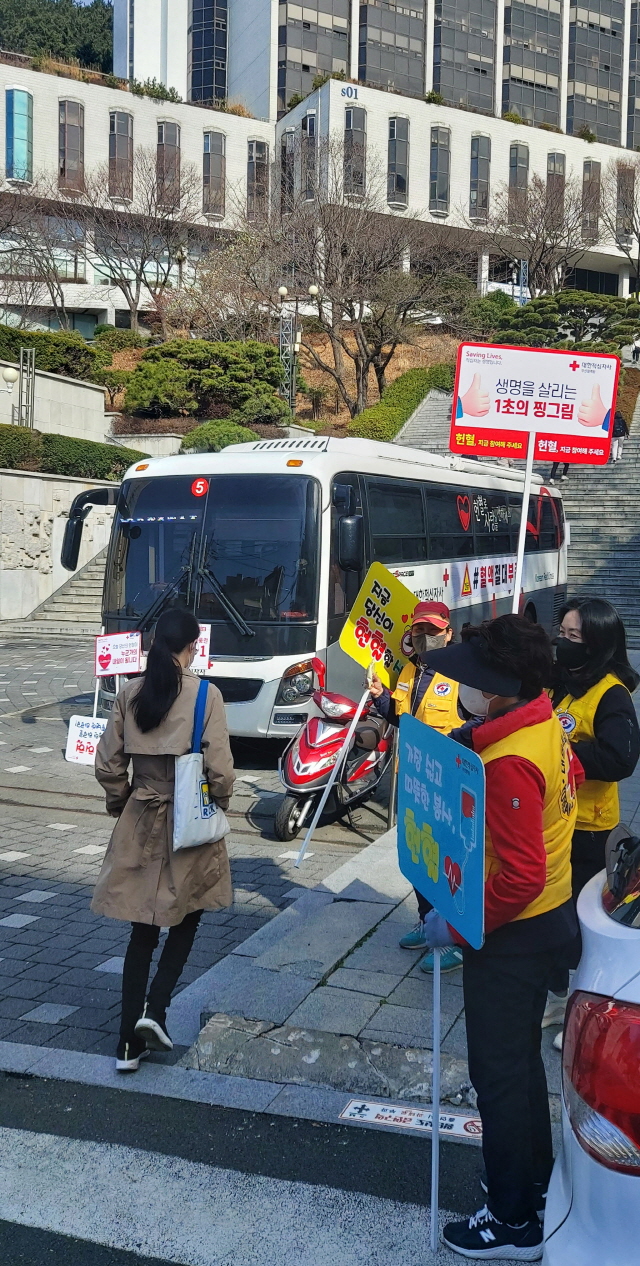 동아대, 대한적십자사 부산혈액원과 신학기 헌혈행사 개최