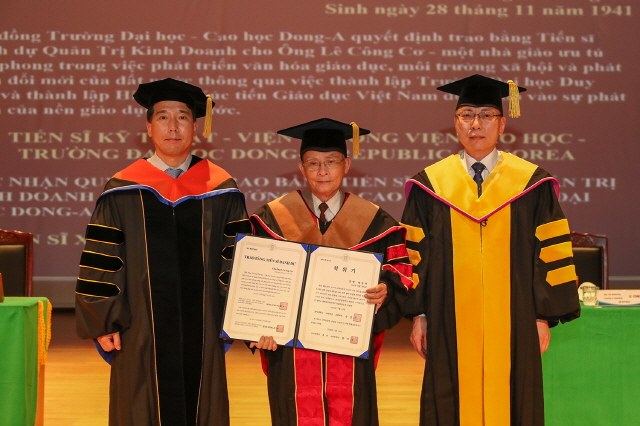 동아대, 베트남 두이탄대학교 레꽁꺼 이사장 명예박사 학위수여식 개최