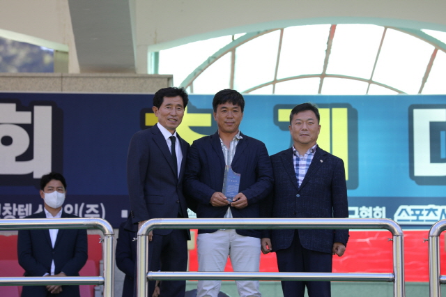 동아대 축구부 백승우 감독, ‘제58회 추계대학축구연맹전’ 공로패 수상