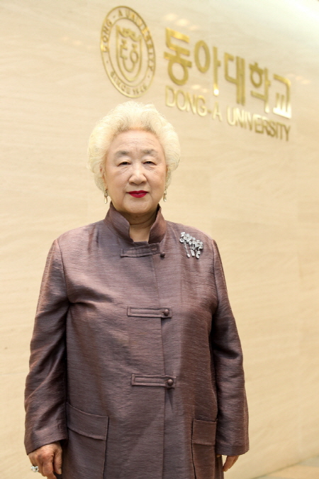 오낭자 동아대 석좌교수, 전시회 작품 판매액 학교발전기금으로 기부 ‘화제’