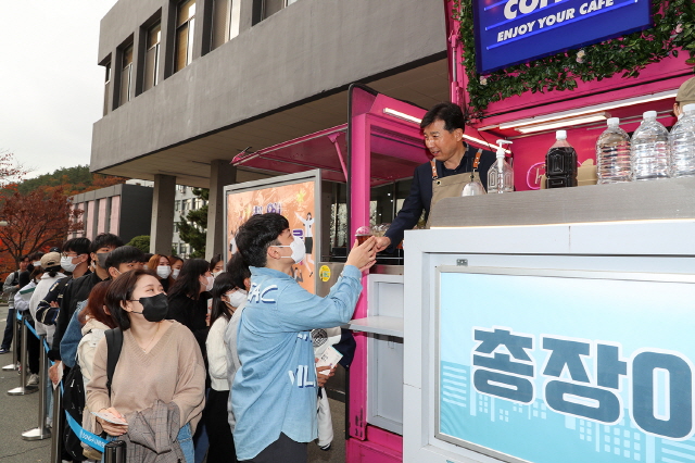 동아대, “여러분의 꿈을 응원합니다!” ‘총장이 쏜다’ 커피차 운영 ‘눈길’