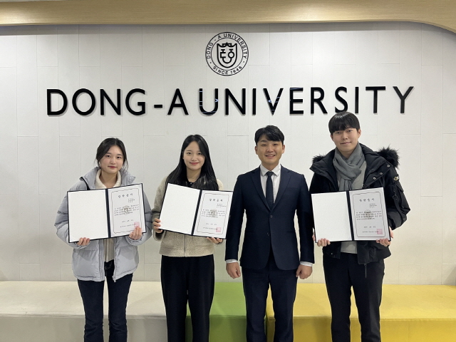 동아대 홍보대사 ‘예그리나’ 동문들, 후배 장학금 전달