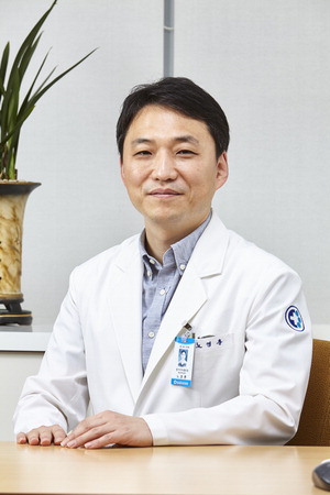 [국제신문] 동아대 노영훈 교수, 기차서 응급처치로 초등생 구해 - 폐쇄된 공간서 쓰러진 여아, 기도확보 후 인근 병원 인계