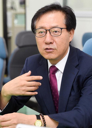 [국제신문] ‘형법전 독립’ 꿈꾼 법학교수의 30년 과업 - 하태영 법학전문대학원 교수 