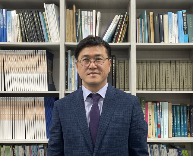 [부산일보/임원철이 만난 사람] “부산지역 환경보건 조사·연구 통해 현안 해결에 앞장” - - 홍영습 의예과 교수(부산시 권역형 환경보건센터장)